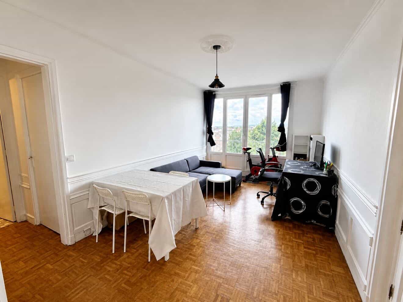 Salon lumineux avec espace repas